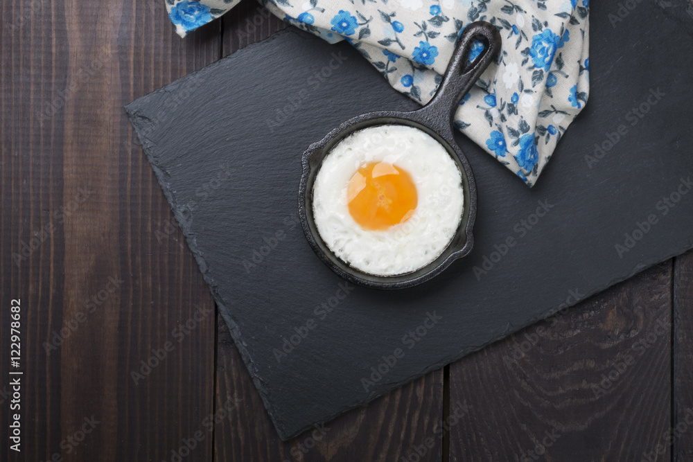Fototapeta fried egg on a small cocotte